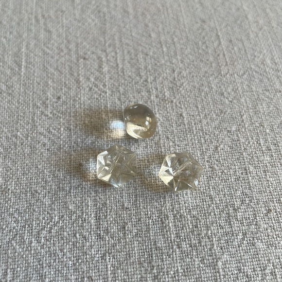 Assortment of vintage clear glass and plastic buttons - Picture 12 of 16